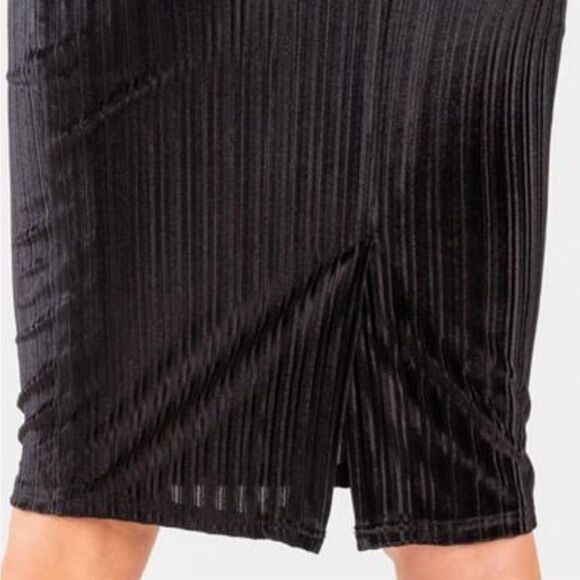 FRANCESCA’S Black Rozz Velvet Midi Skirt - Picture 3 of 8